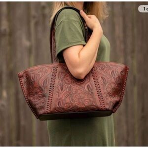 Elegant Embossed Leather Shoulder Bag